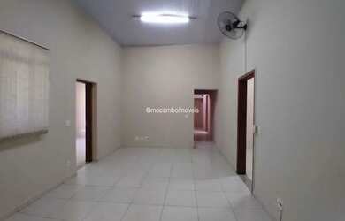 Imagem: A casa possui 4 Dormitórios, 2 Banheiros, 1 Vaga na garagem