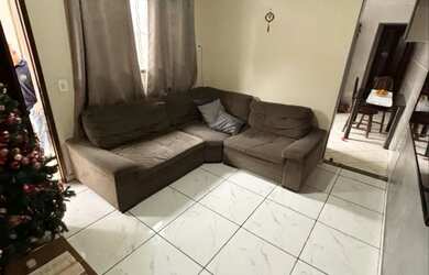 Imagem: A casa possui 3 Dormitórios, 2 Banheiros e 2 Vagas na garagem