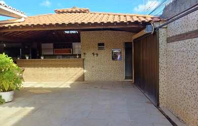 Imagem: A casa possui 2 Dormitórios, 2 Banheiros, 2 Vagas na garagem