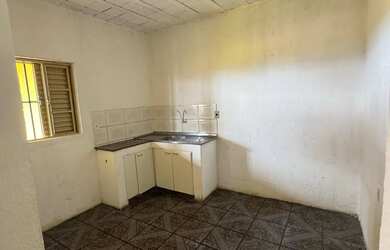 Imagem: A casa possui 2 Dormitórios, 1 Banheiro e está localizado