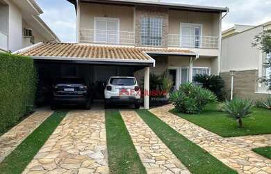 Imagem: A casa em condomínio possui 4 Dormitórios, 4 Banheiros, 4