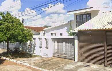 Imagem: A casa possui 3 Dormitórios, 4 Banheiros, 3 Vagas na garagem