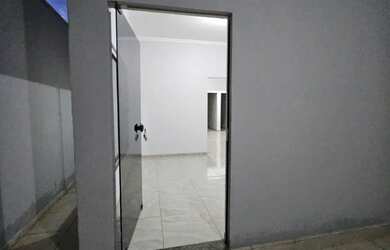 Imagem: A casa possui 2 Dormitórios, 2 Banheiros, 2 Vagas na garagem