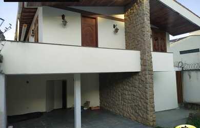 Imagem: A casa possui 3 Dormitórios, 3 Banheiros, 200m² de Área e