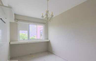 Imagem 14: Lindo 2 qts , varanda e repleto de armários, td espaçoso . Vista indevassada...