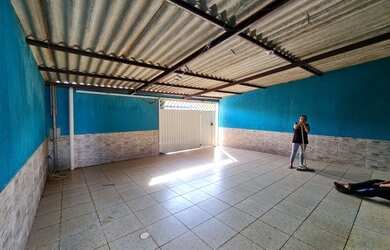 Imagem: A casa possui 2 Dormitórios, 1 Banheiro, 2 Vagas na garagem