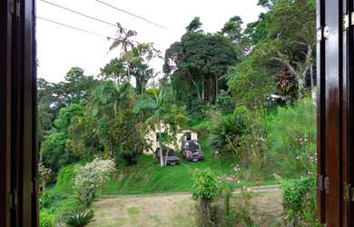 Imagem: A casa possui 3 Dormitórios, 2 Banheiros, 5 Vagas na garagem
