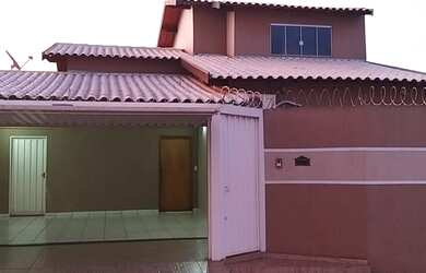 Imagem: A casa possui 4 Dormitórios, 3 Banheiros, 2 Vagas na garagem