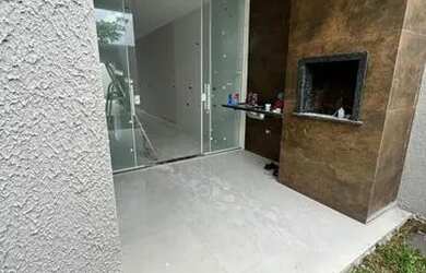 Imagem: A casa possui 3 Dormitórios, 2 Banheiros, 4 Vagas na garagem