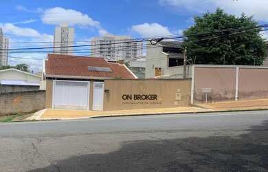 Imagem: A casa possui 3 Dormitórios, 3 Banheiros, 5 Vagas na garagem