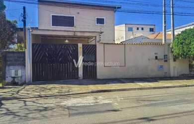 Imagem: A casa possui 4 Dormitórios, 5 Banheiros, 2 Vagas na garagem