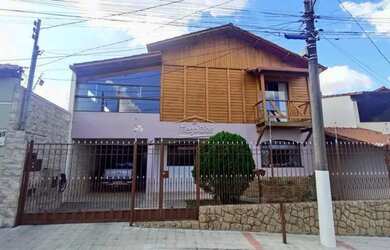 Imagem: A casa possui 5 Dormitórios, 5 Banheiros, 4 Vagas na garagem