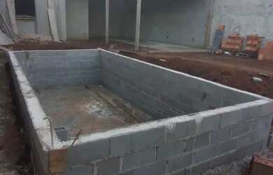 Imagem: A casa possui 1 Dormitório, 2 Banheiros, 5 Vagas na garagem