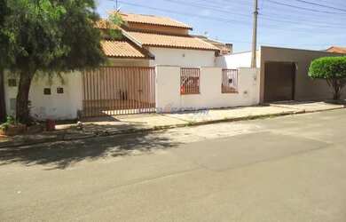 Imagem: A casa possui 3 Dormitórios, 2 Banheiros, 4 Vagas na garagem