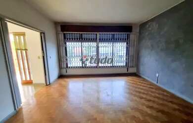 Imagem: A casa possui 4 Dormitórios, 3 Banheiros, 2 Vagas na garagem