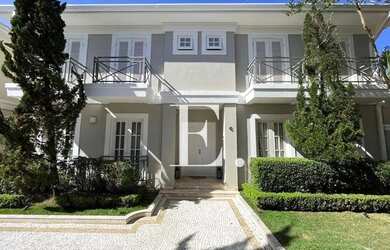 Imagem: A casa em condomínio possui 4 Dormitórios, 5 Banheiros, 4