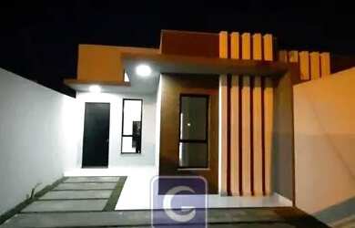 Imagem: A casa possui 3 Dormitórios, 2 Banheiros, 2 Vagas na garagem