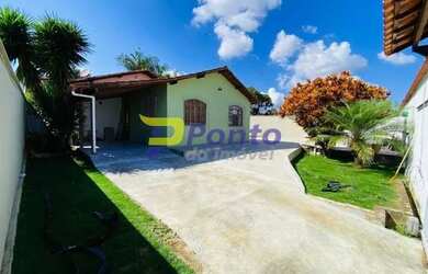 Imagem: A casa possui 3 Dormitórios, 2 Banheiros, 2 Vagas na garagem