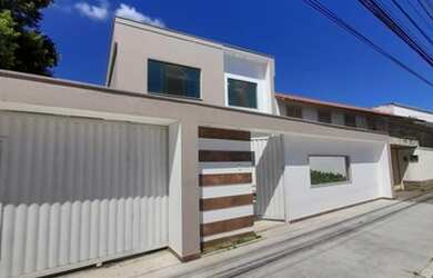 Imagem: A casa possui 4 Dormitórios, 3 Banheiros, 4 Vagas na garagem