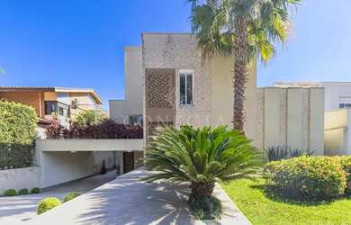 Imagem: A casa possui 4 Dormitórios, 2 Banheiros, 3 Vagas na garagem