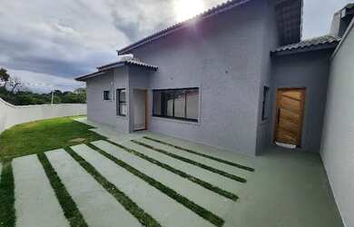 Imagem: A casa possui 3 Dormitórios, 4 Banheiros, 2 Vagas na garagem