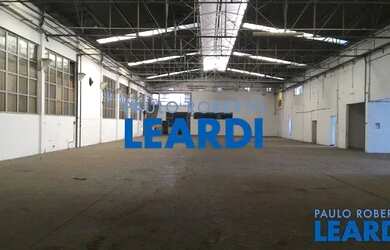 Imagem: O depósito possui 5 Vagas na garagem, 3.200m² de Área e