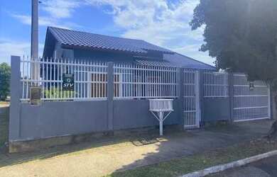 Imagem: A casa possui 2 Dormitórios, 1 Banheiro, 2 Vagas na garagem