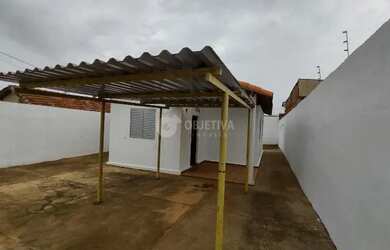 Imagem: A casa possui 2 Dormitórios, 1 Banheiro, 2 Vagas na garagem