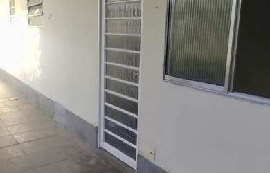 Imagem: A casa possui 1 Dormitório, 1 Banheiro, 40m² de Área, Varanda