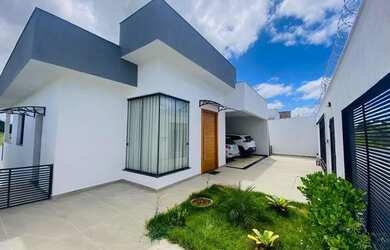 Imagem: A casa possui 3 Dormitórios, 2 Banheiros, 2 Vagas na garagem