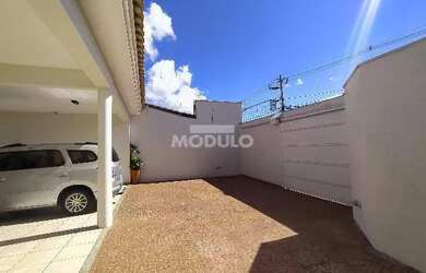 Imagem: A casa possui 3 Dormitórios, 3 Banheiros, 4 Vagas na garagem