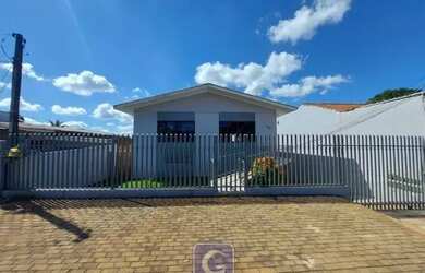 Imagem: A casa possui 3 Dormitórios, 2 Banheiros, 4 Vagas na garagem