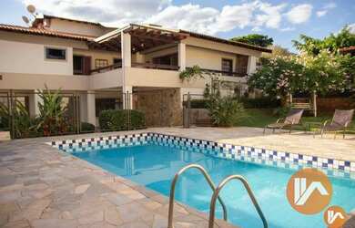 Imagem: A casa possui 4 Dormitórios, 5 Banheiros, 5 Vagas na garagem