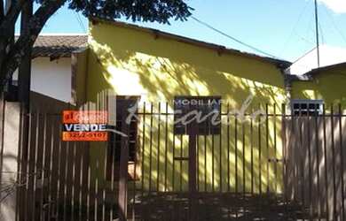 Imagem: A casa possui 4 Dormitórios, 2 Banheiros, 2 Vagas na garagem