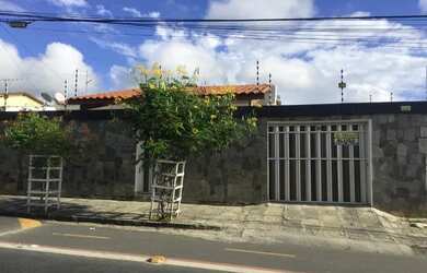 Imagem: A casa possui 5 Dormitórios, 3 Banheiros, 5 Vagas na garagem