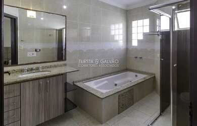 Imagem: A casa possui 3 Dormitórios, 3 Banheiros, 2 Vagas na garagem