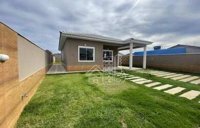 Imagem: A casa possui 3 Dormitórios, 2 Banheiros, 2 Vagas na garagem