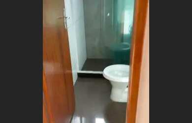 Imagem: A casa possui 2 Dormitórios, 2 Banheiros, 2 Vagas na garagem