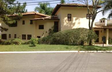 Imagem: A casa possui 4 Dormitórios, 5 Banheiros, 5 Vagas na garagem