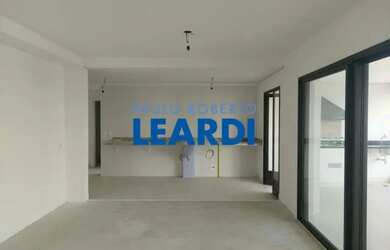 Imagem: O depósito possui 5 Vagas na garagem, 559m² de Área e está