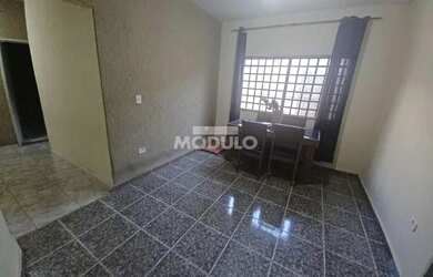 Imagem: A casa possui 4 Dormitórios, 3 Banheiros, 2 Vagas na garagem