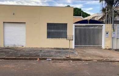 Imagem: A casa possui 3 Dormitórios, 2 Banheiros, 3 Vagas na garagem