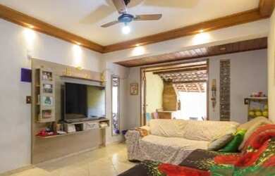 Imagem: A casa possui 2 Dormitórios, 2 Banheiros, 1 Vaga na garagem