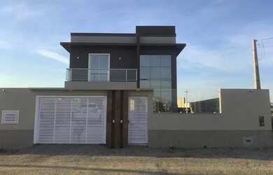 Imagem: A casa possui 2 Dormitórios, 3 Banheiros, 1 Vaga na garagem