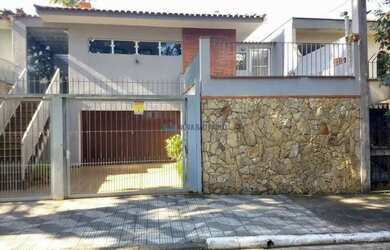 Imagem: A casa possui 4 Dormitórios, 5 Banheiros, 4 Vagas na garagem