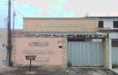 Imagem: A casa possui 3 Dormitórios, 2 Banheiros, 3 Vagas na garagem