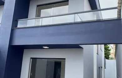 Imagem: A casa possui 3 Dormitórios, 1 Banheiro, 2 Vagas na garagem