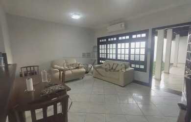 Imagem: A casa possui 5 Dormitórios, 5 Banheiros, 5 Vagas na garagem