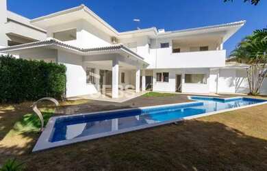 Imagem: A casa possui 5 Dormitórios, 5 Banheiros, 4 Vagas na garagem