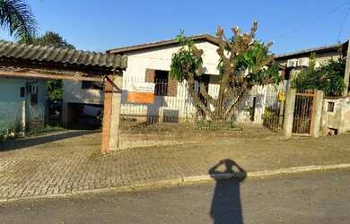 Imagem: A casa possui 3 Dormitórios, 1 Banheiro, 3 Vagas na garagem